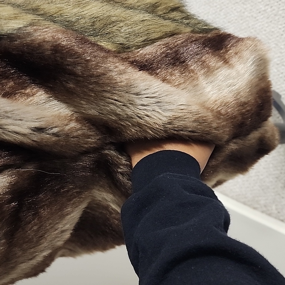 Faux Fur Hooded Vest - Picture 7 of 16